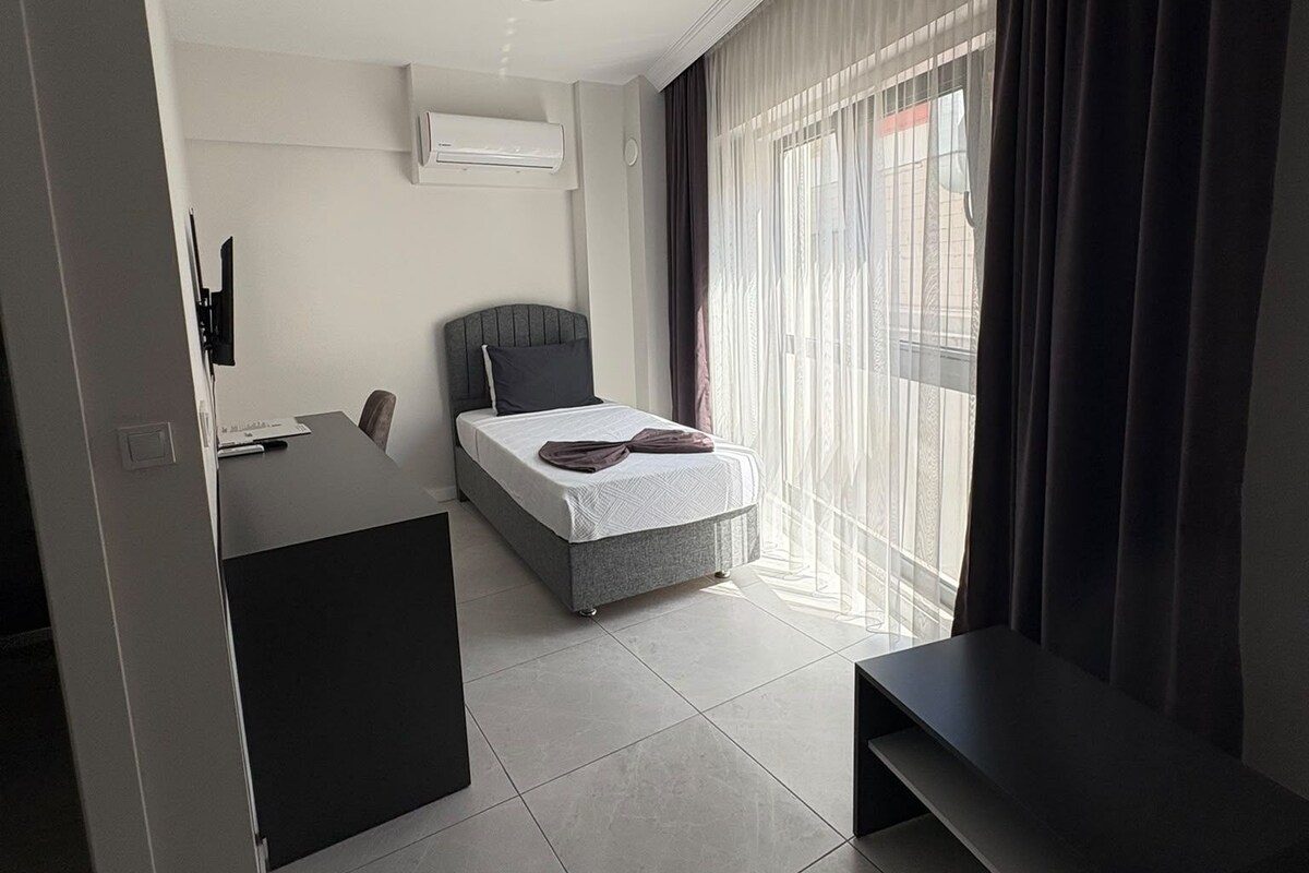 Business suite, 2 eenpersoonsbedden, roken | Een gratis minibar, een kluis op de kamer, een bureau