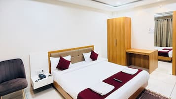 Quarto casal luxo, vista para a cidade | Ferros/tábuas de passar roupa, Wi-Fi de cortesia