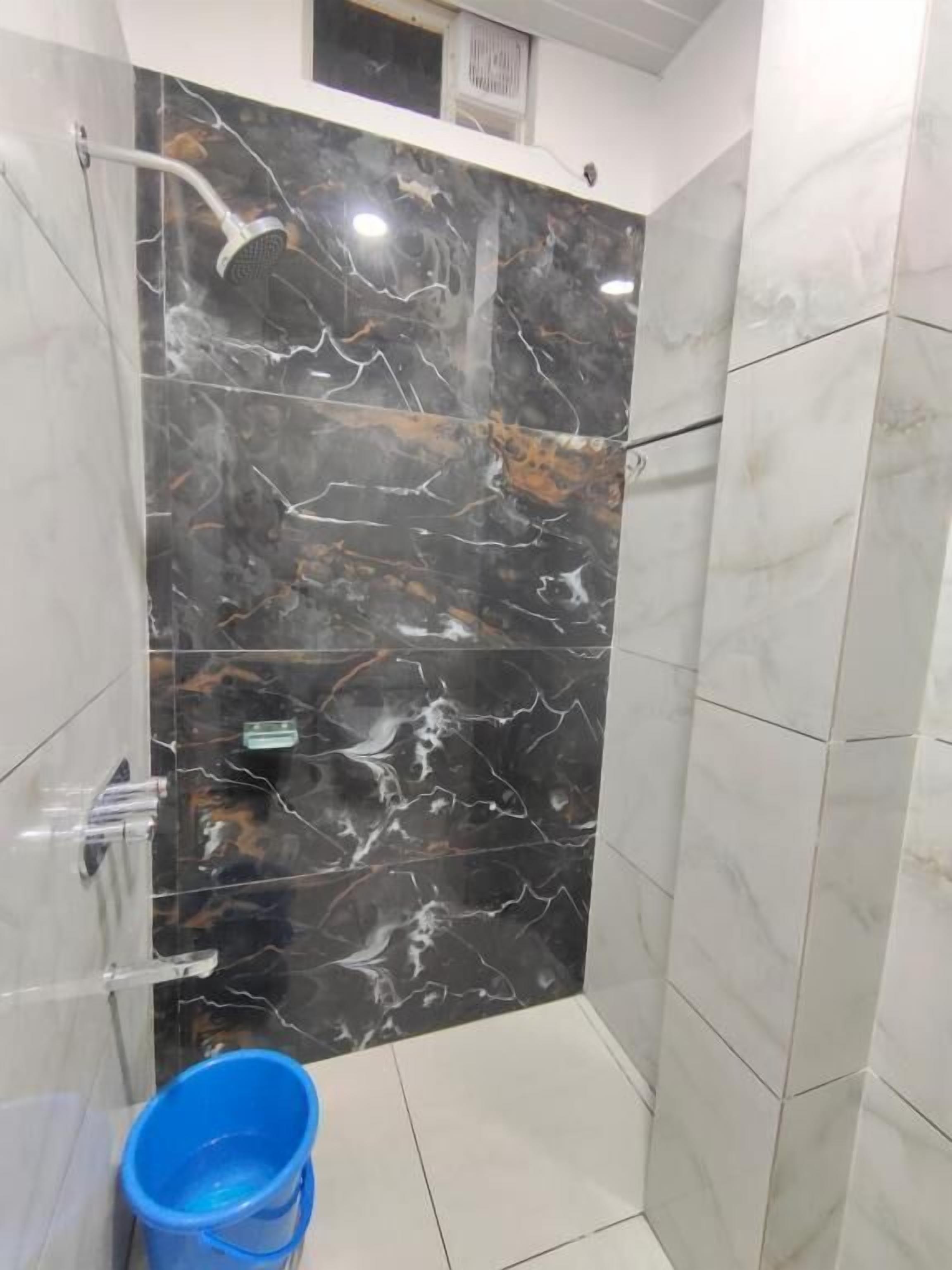 Quarto triplo luxo, vista para a cidade | Banheiro | Chuveiro, produtos de toalete grátis, secador de cabelo, chinelos