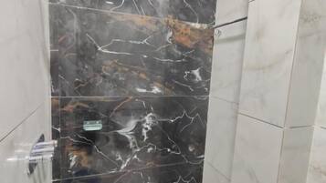 Quarto triplo luxo, vista para a cidade | Banheiro | Chuveiro, produtos de toalete grátis, secador de cabelo, chinelos