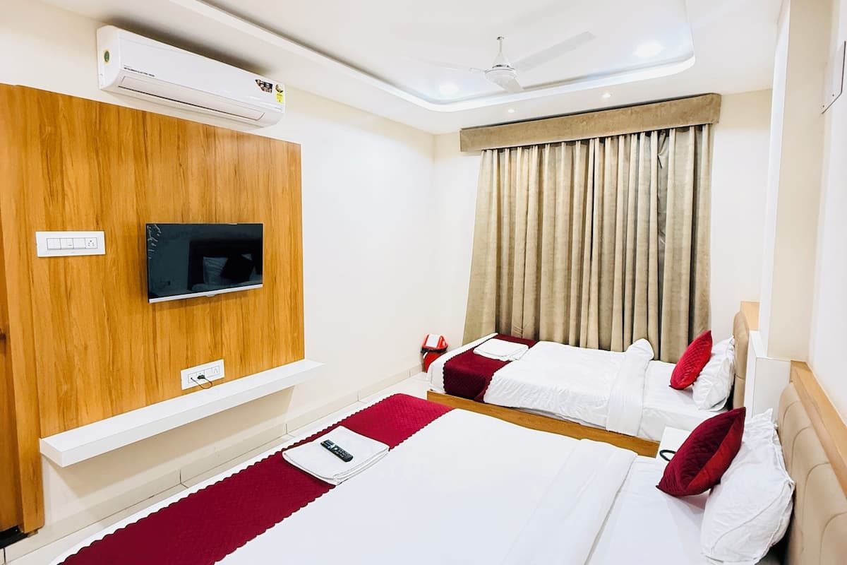 Deluxe Triple Room, City View | Iron/ironing board, free WiFi