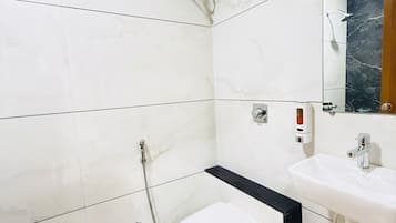 Douche, articles de toilette gratuits, sĂšche-cheveux, chaussons