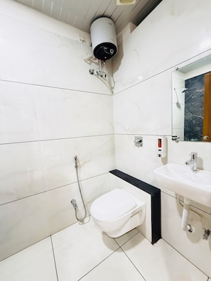Buồng tắm vòi sen, đồ dùng nhà tắm miễn phí, máy sấy tóc