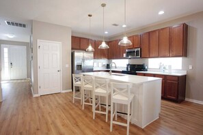Fridge, microwave, oven, stovetop - Spacious Home - Veranda Palms w/ Heated Pool & BBQ (Kissimmee)