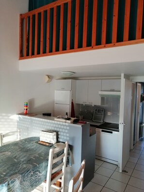 Private kitchen - Apartment with harbor view (Saint-Gilles-Croix-de-Vie)