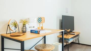 Dreibettzimmer, Nichtraucher, Stadtblick | Essbereich im Zimmer