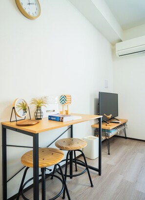 Dreibettzimmer, Nichtraucher, Stadtblick | Essbereich im Zimmer