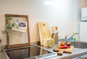 Quarto triplo, para não fumantes, vista para a cidade | Cozinha privada