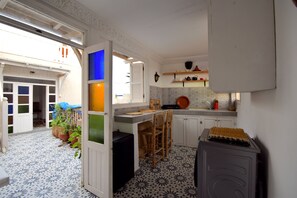 Refrigerador, microondas, placa de cocina, cafetera/tetera