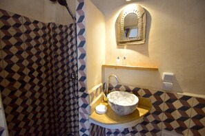 Shower, hair dryer, towels, soap - Dar L'Écume Blanche - Riad Essaouira (Essaouira)