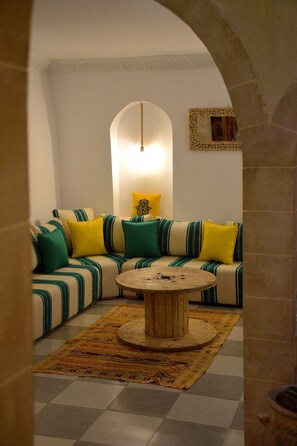 المنشأة من الداخل