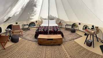 1 bedroom, bed sheets