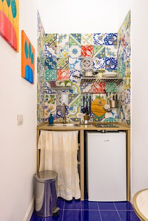 Comfort Studio | Private kitchenette | Mini-fridge, stovetop, electric kettle, cookware/dishes/utensils - Joy Stay Old Town by NapoliApartments (Naples)