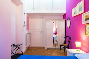 1 bedroom, desk, bed sheets - Joy Stay Old Town by NapoliApartments (Naples)