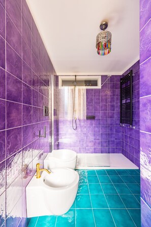 Double Room (1 Bedroom) | Bathroom | Shower, hair dryer, bidet, towels - Joy Stay Old Town by NapoliApartments (Naples)