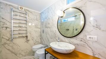 Camera doppia (1 Bedroom) | Bagno | Doccia, asciugacapelli, bidet, asciugamani