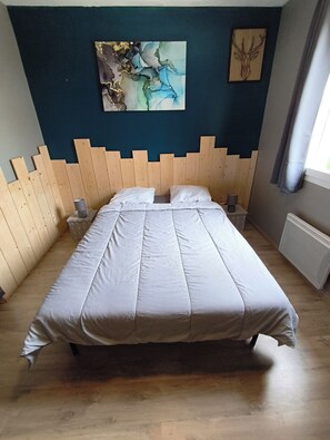 3 bedrooms, iron/ironing board, free WiFi - House T4, 2 parking spaces, close to downtown. (Saint-Cyr-sur-Mer)