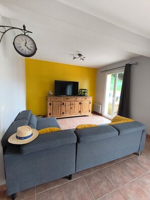 Smart TV - House T4, 2 parking spaces, close to downtown. (Saint-Cyr-sur-Mer)