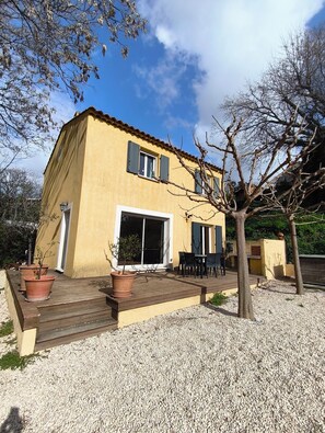 Terrace/patio - House T4, 2 parking spaces, close to downtown. (Saint-Cyr-sur-Mer)