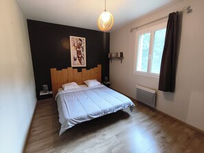 3 bedrooms, iron/ironing board, free WiFi - House T4, 2 parking spaces, close to downtown. (Saint-Cyr-sur-Mer)