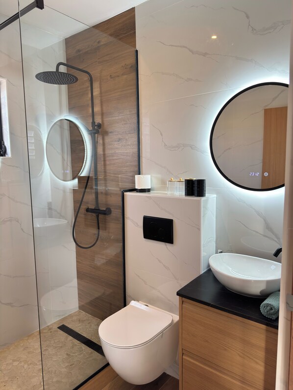 Douche, sèche-cheveux, serviettes fournies, savon