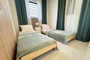 2 habitaciones, caja de seguridad en la habitación y escritorio 