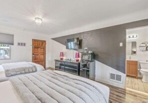 Free WiFi, bed sheets - b.iconic #8-two queen sized beds (Bandon)
