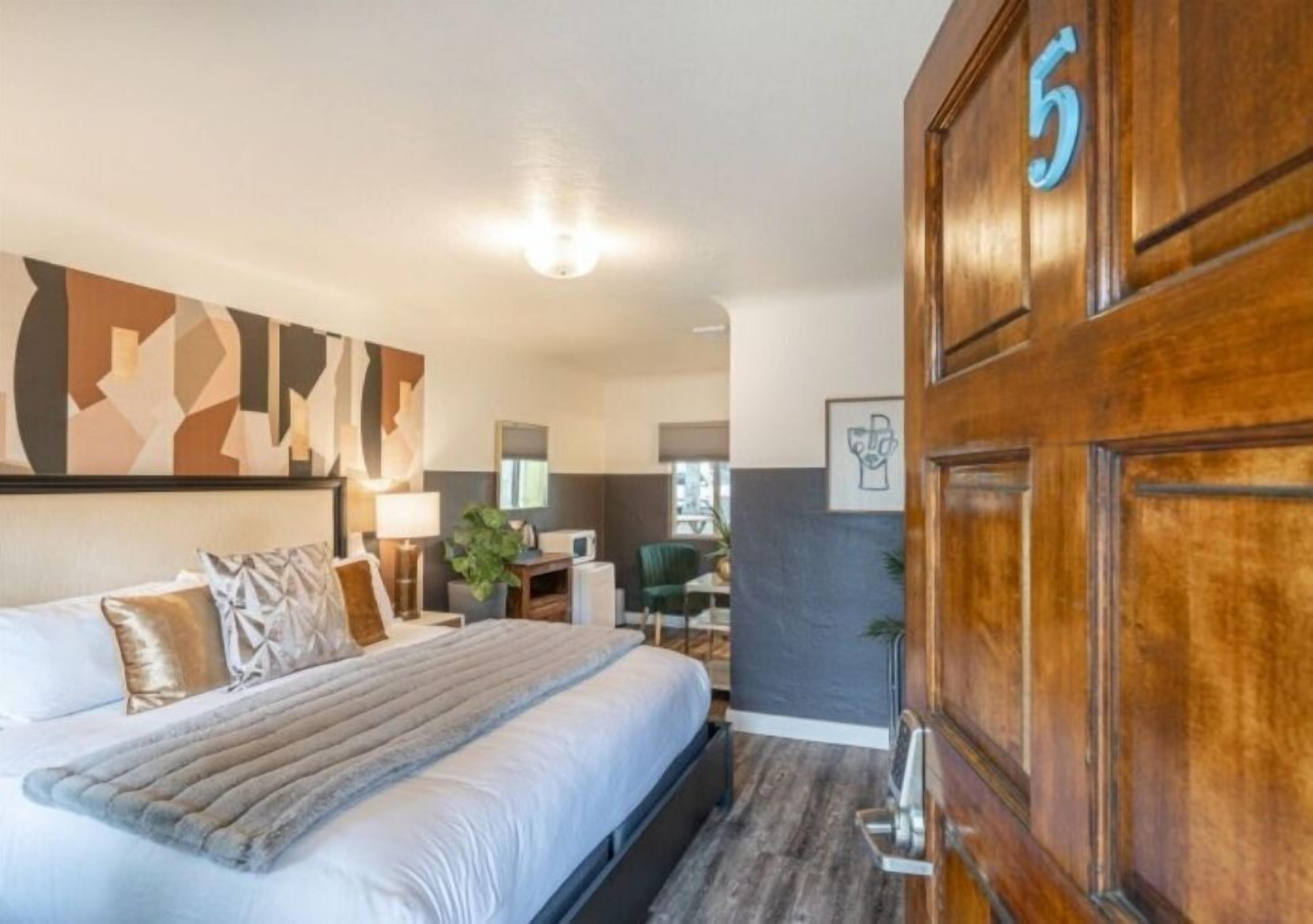 Free WiFi, bed sheets