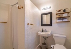 Een haardroger, handdoeken