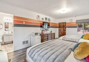 1 bedroom, free WiFi, bed sheets - b.retro #3- Two queen sized beds (Bandon)