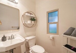 Een douche, een haardroger, handdoeken