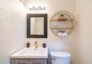 Een douche, een haardroger, handdoeken