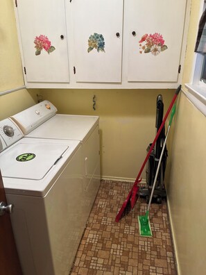 Interior - 3-bedroom house in lovely Muskegon close to downtown and Beach! (Muskegon)