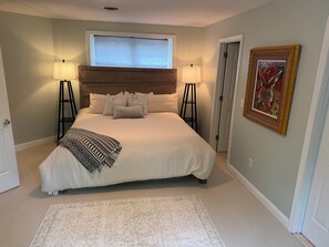 3 bedrooms, free WiFi - Half-Acre Coastal Retreat- Hot tub and walk to town! (Ogunquit)