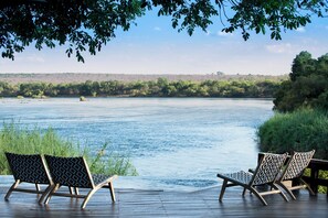 Terrace/patio - Royal Chundu River Zambezi Lodge (Kazungula)