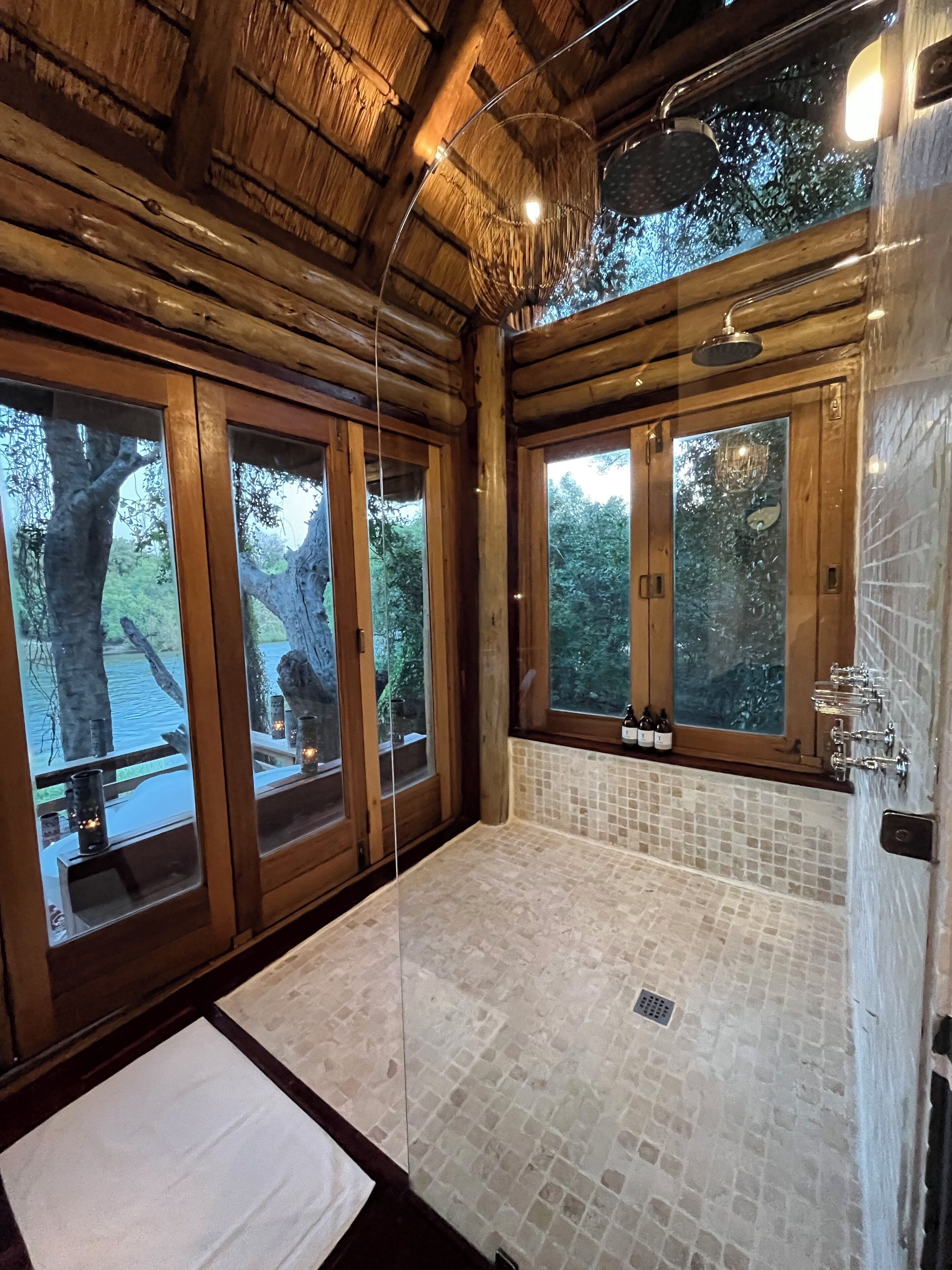 Suite Superior, vista fiume | Bagno | Set di cortesia gratuito, asciugacapelli, asciugamani, sapone
