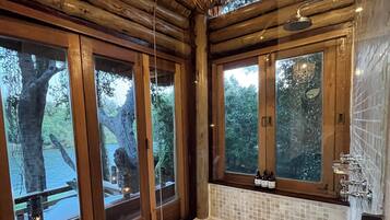 Suite Superior, vista fiume | Bagno | Set di cortesia gratuito, asciugacapelli, asciugamani, sapone