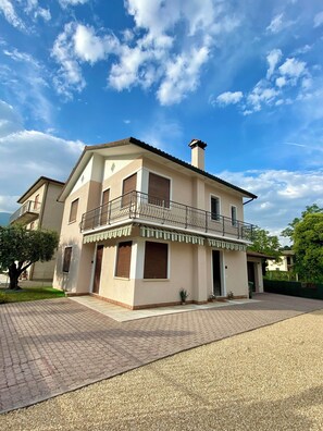 Exterior - Fully equipped & remodeled 2-bedroom apartment (sleeps up to 6ppl) (Mussolente)