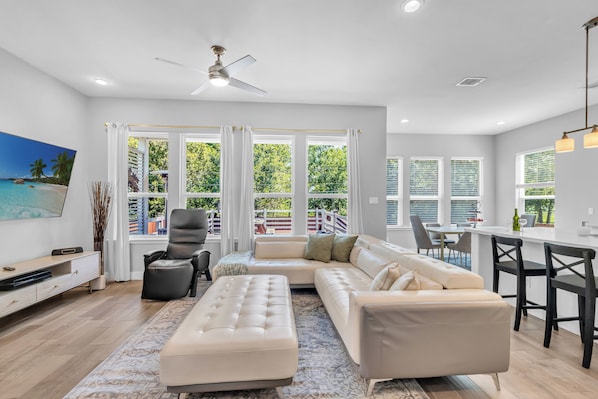Smart TV - Modern 4 Bed Home w/Private Garage Loft / Large Backyard Deck / BBQ Grill (Houston)