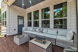 Terrace/patio - Modern 4 Bed Home w/Private Garage Loft / Large Backyard Deck / BBQ Grill (Houston)