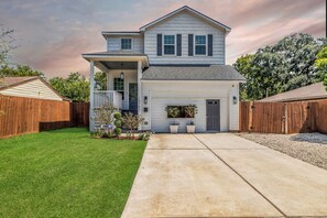 Exterior - Modern 4 Bed Home w/Private Garage Loft / Large Backyard Deck / BBQ Grill (Houston)