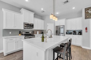 Fridge, microwave, oven, stovetop - Modern 4 Bed Home w/Private Garage Loft / Large Backyard Deck / BBQ Grill (Houston)