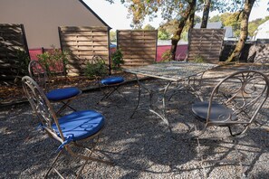 Outdoor dining - Comfortable and secure country house for the family and your pets (Saint-Gildas-des-Bois)