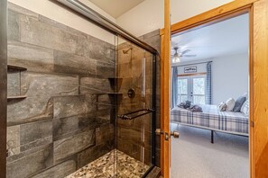 Een douche, een haardroger, handdoeken