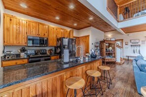 Wasserkocher mit Kaffee-/Teezubehör, Kühlschrank, Mikrowelle, Ofen