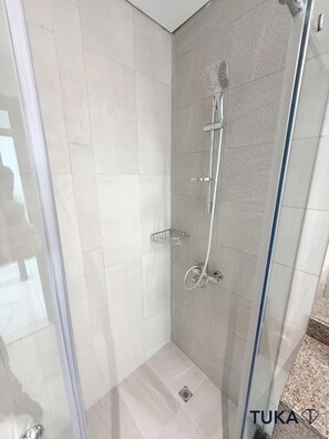 Secadora de cabello, toallas, jabón, papel de baño 
