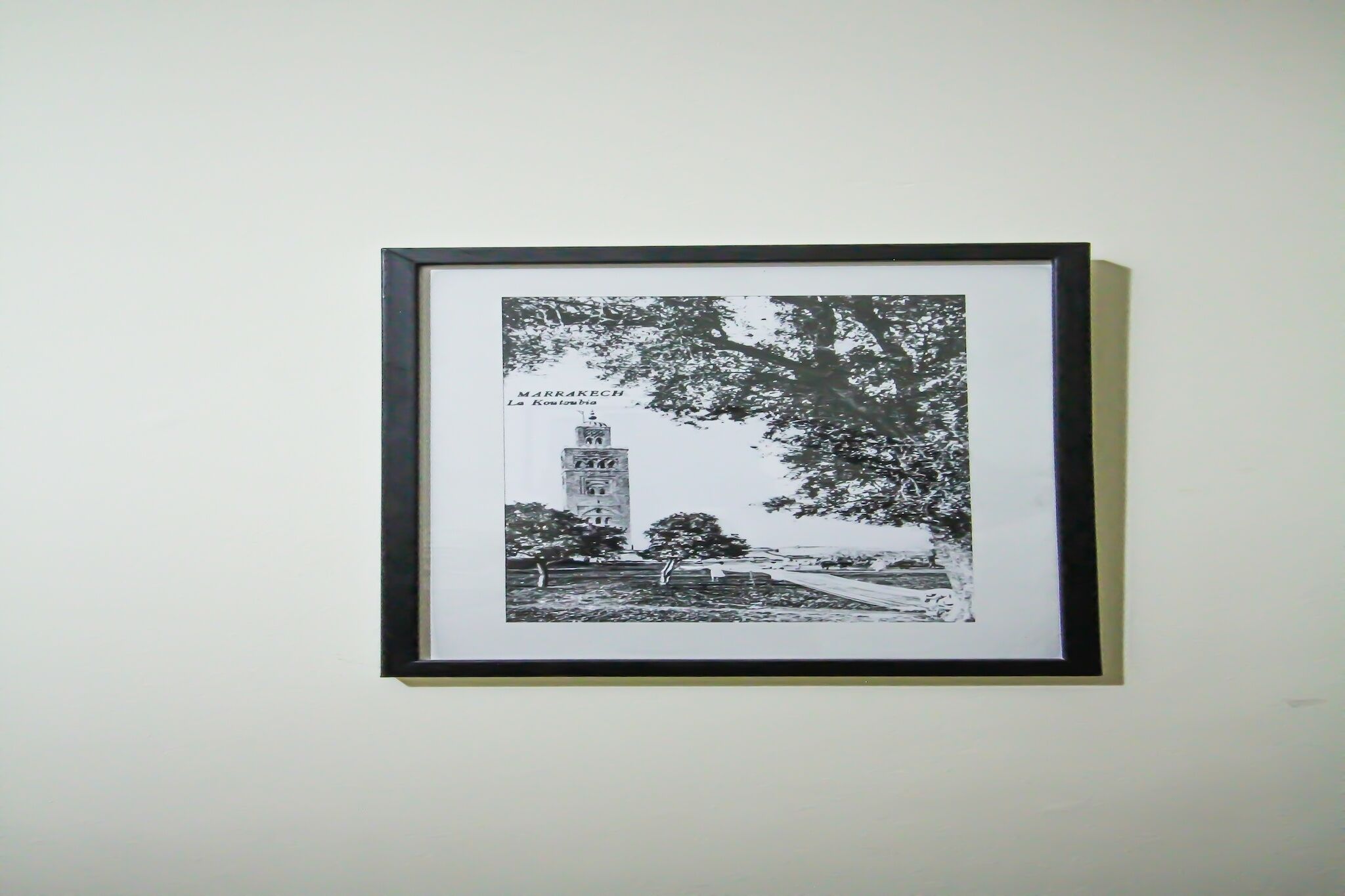 Fotografia en blanc i negre d'una torre, arbres i un camí.