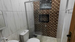 Shower, hair dryer, soap, toilet paper - 3-Bedroom, 2-Bathroom Apartment with BBQ (Rio das Ostras)