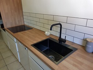 Een koelkast, een magnetron, een oven, een kookplaat