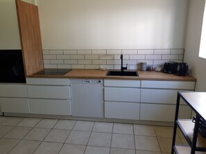 Jääkaappi, mikroaaltouuni, uuni, liesi